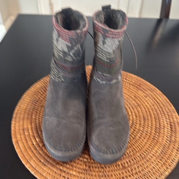 TOMS Gray Suede Patterned Women's Boots - Picture 2 of 6